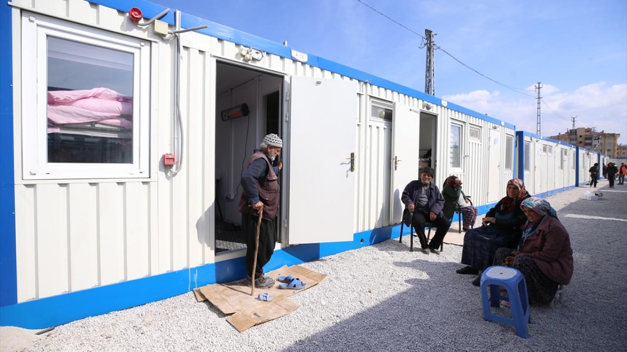 Gaziantep'te depremzedeler geçici barınma alanlarında kalmaya başladı 11