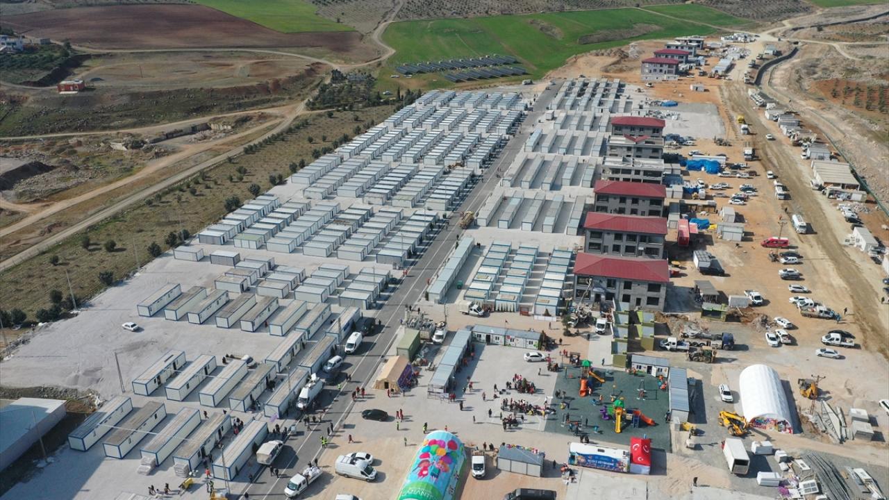 Gaziantep'te depremzedeler geçici barınma alanlarında kalmaya başladı 7