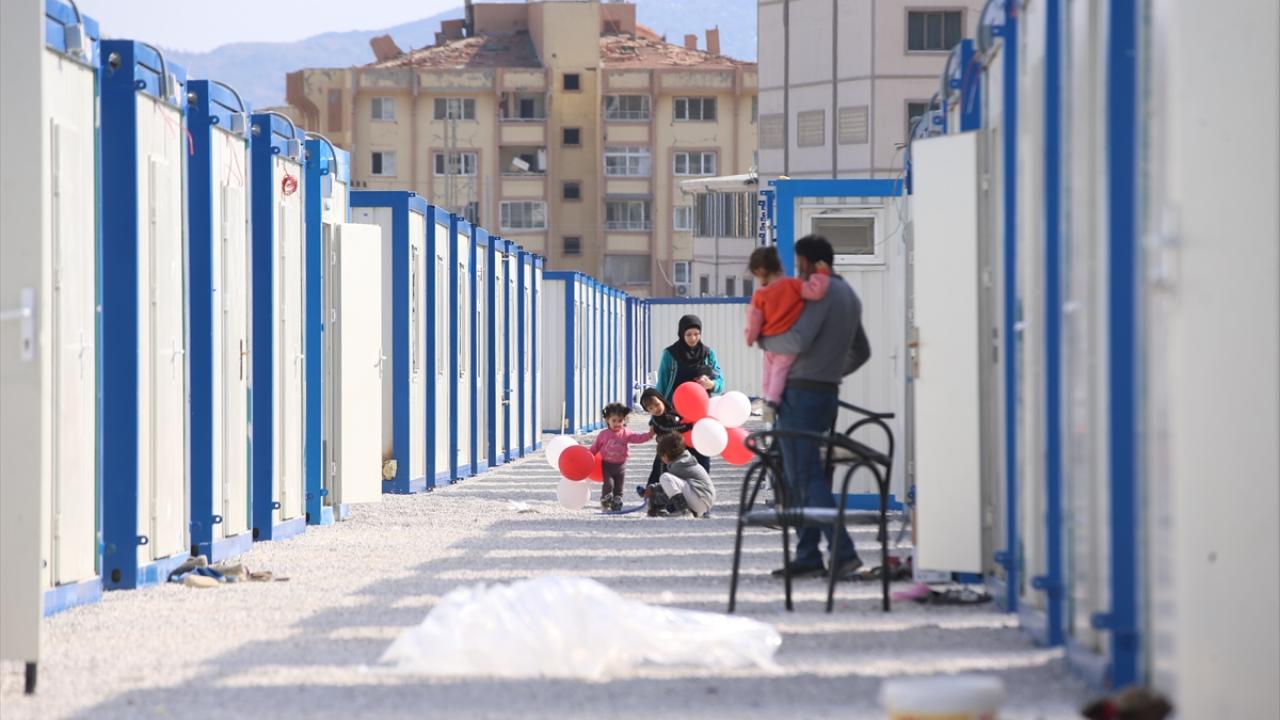 Gaziantep'te depremzedeler geçici barınma alanlarında kalmaya başladı 9