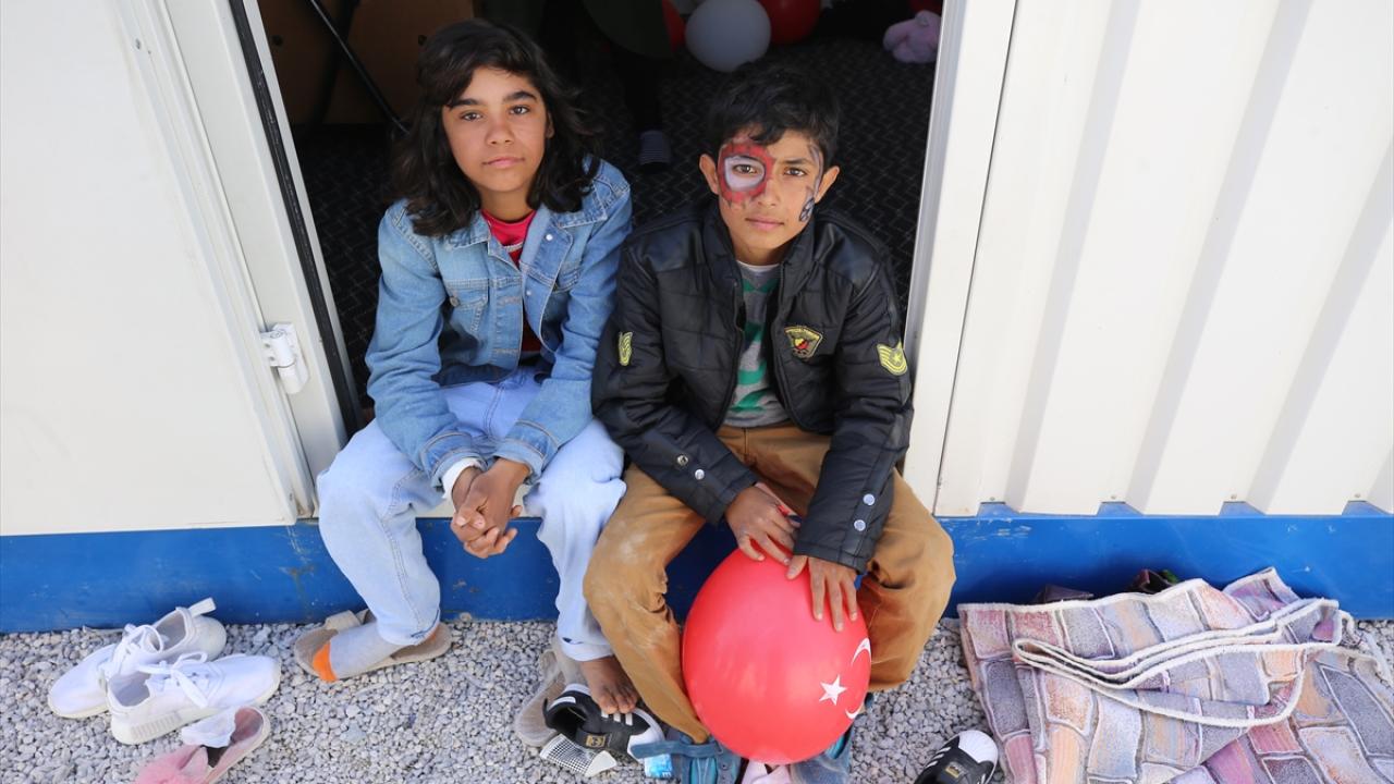Gaziantep'te depremzedeler geçici barınma alanlarında kalmaya başladı 3