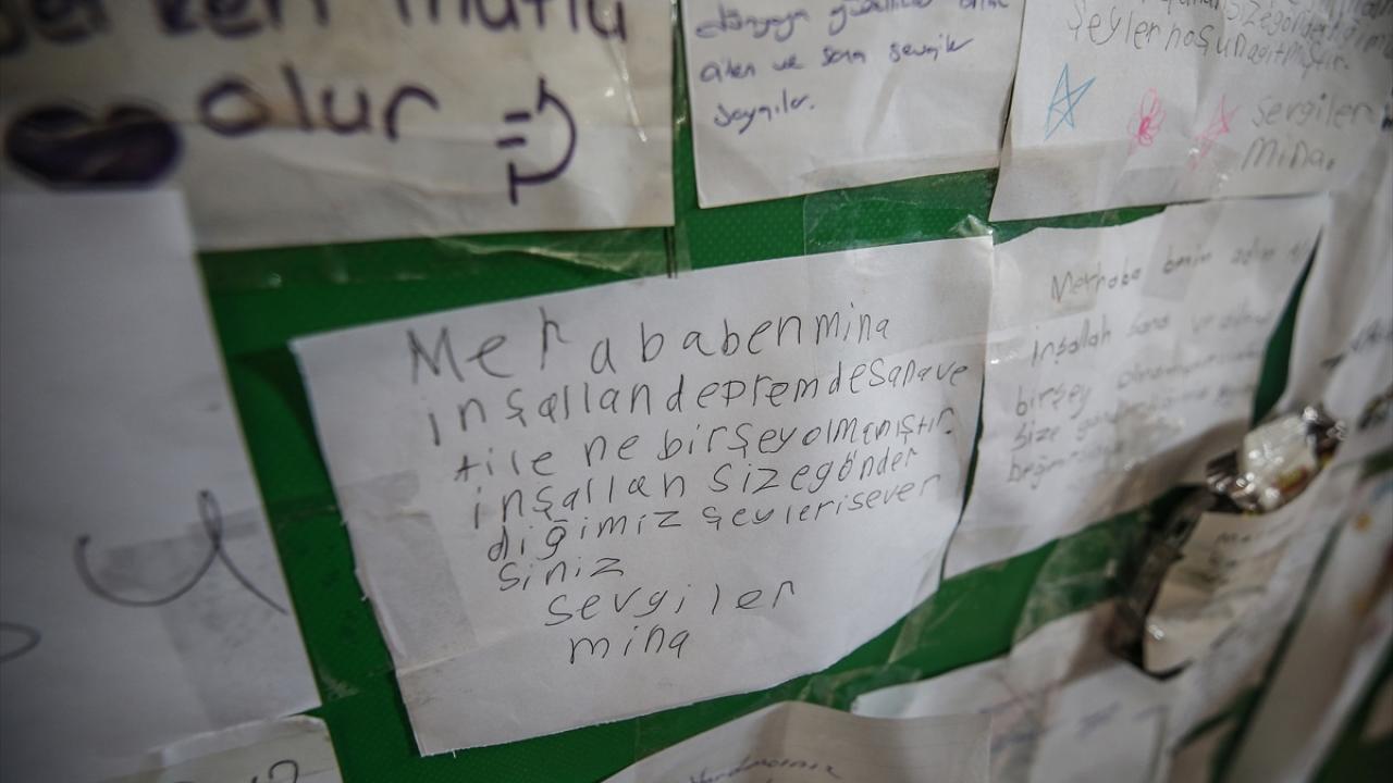 Hatay'a gönderilen yardım kolilerinden çıkan notlar duygulandırıyor 13