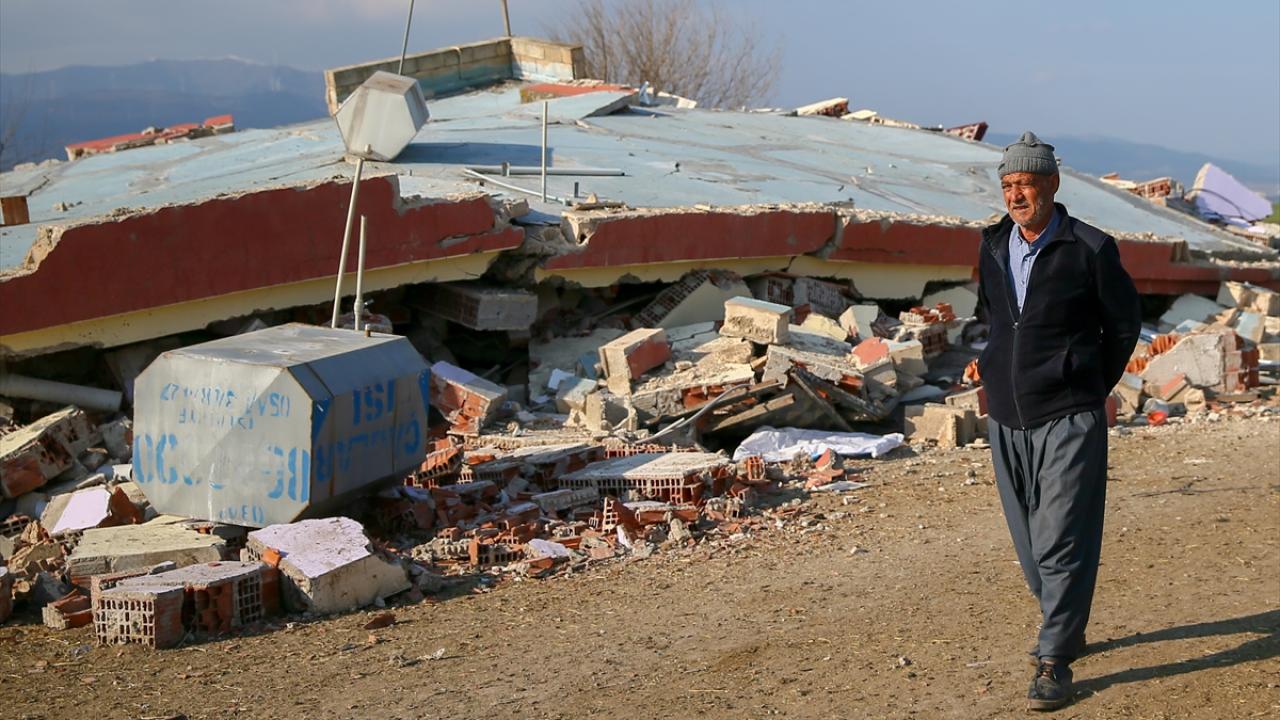 Ailelerinden sadece o kaldı… Baba emaneti koyun sürüsüyle avunuyorlar 5