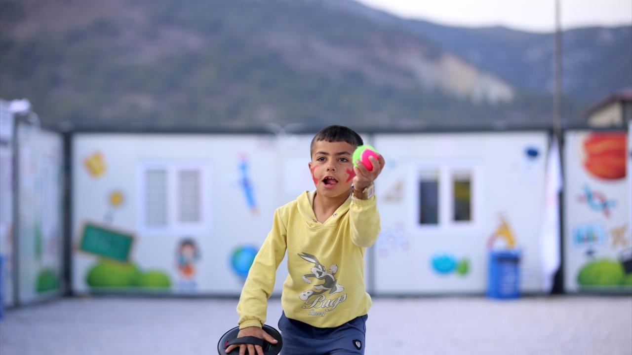 Depremzede çocuklar gönüllülerin etkinlikleriyle vakit geçiriyor 4