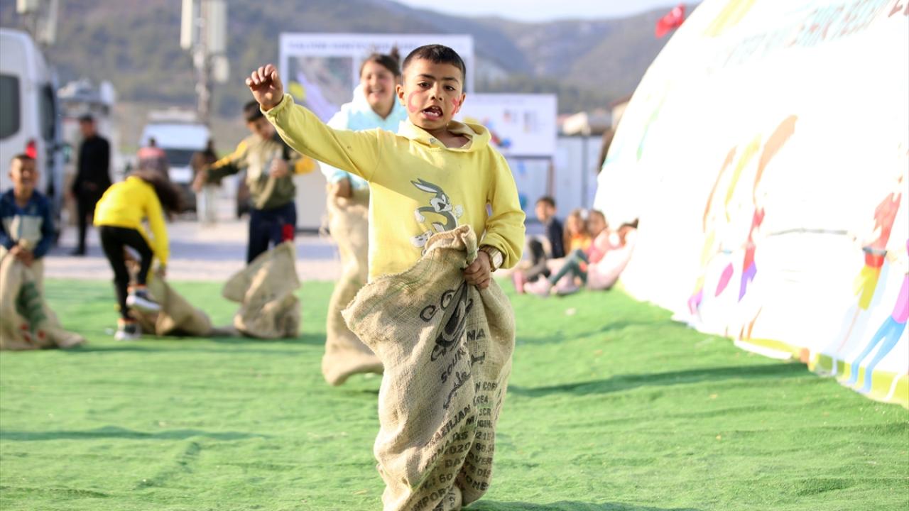 Depremzede çocuklar gönüllülerin etkinlikleriyle vakit geçiriyor 5