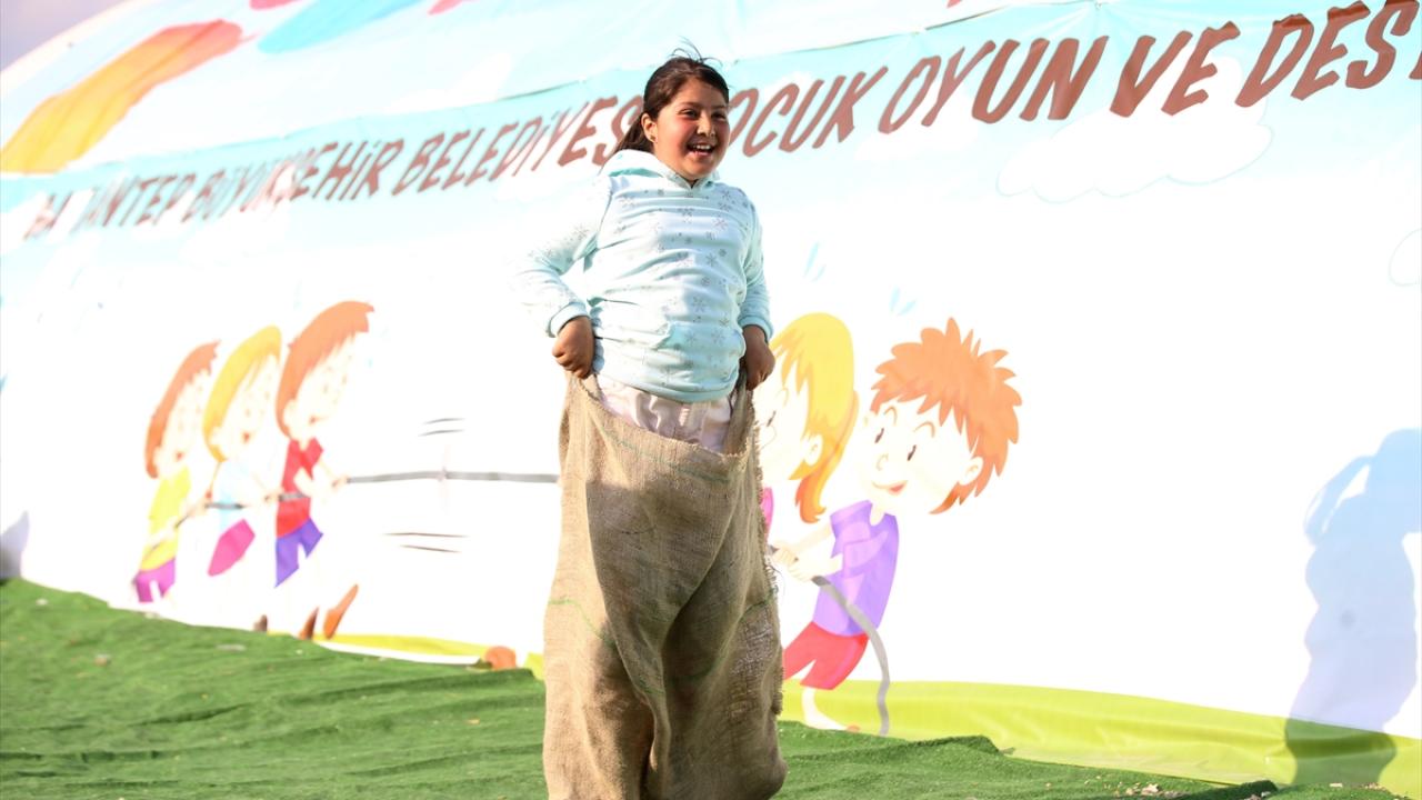 Depremzede çocuklar gönüllülerin etkinlikleriyle vakit geçiriyor 6