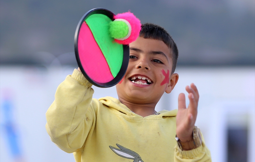 Depremzede çocuklar gönüllülerin etkinlikleriyle vakit geçiriyor 2