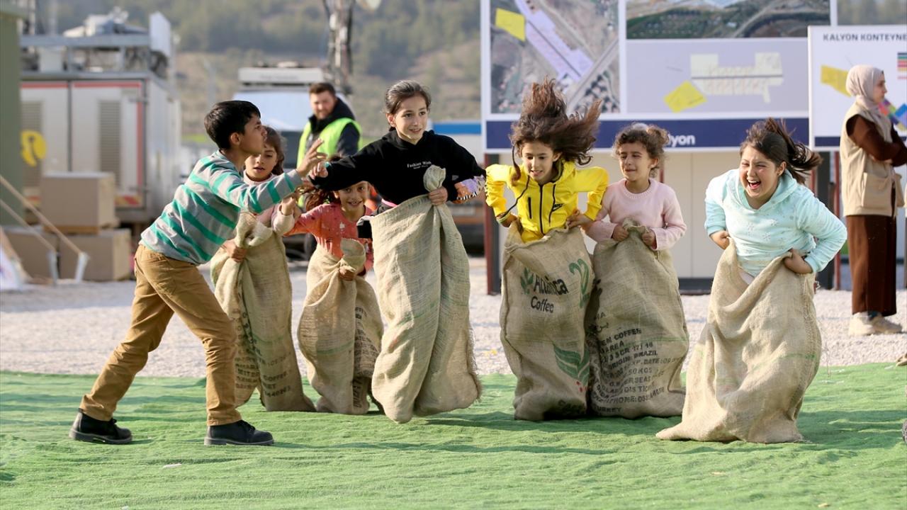 Depremzede çocuklar gönüllülerin etkinlikleriyle vakit geçiriyor 3