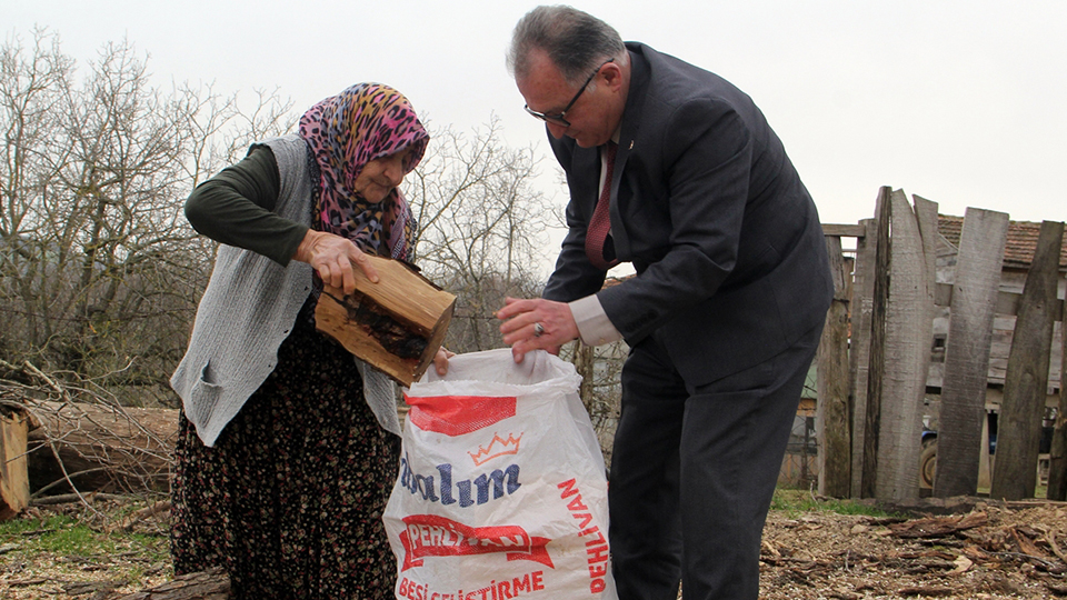 Makbule nine depremzedeler için komşularıyla odun çuvallıyor 6