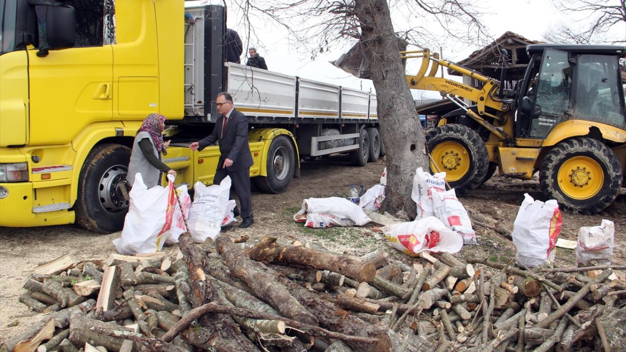 Makbule nine depremzedeler için komşularıyla odun çuvallıyor 2