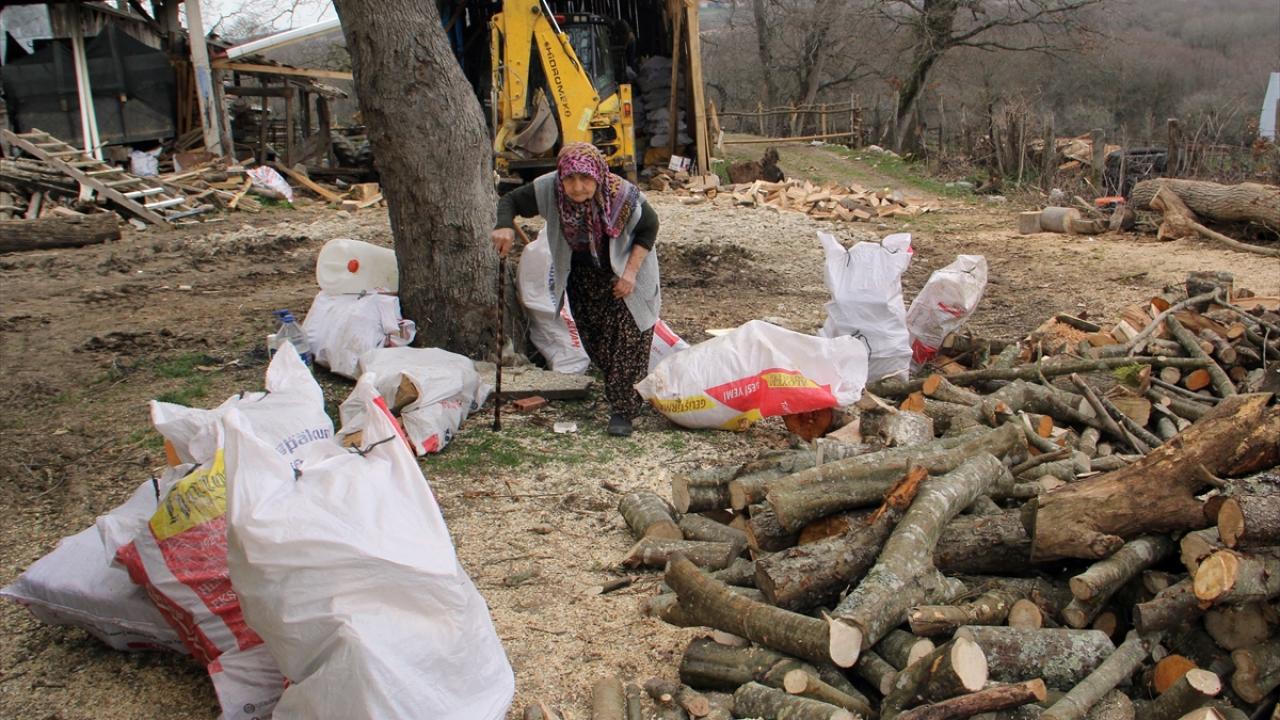 Makbule nine depremzedeler için komşularıyla odun çuvallıyor 3