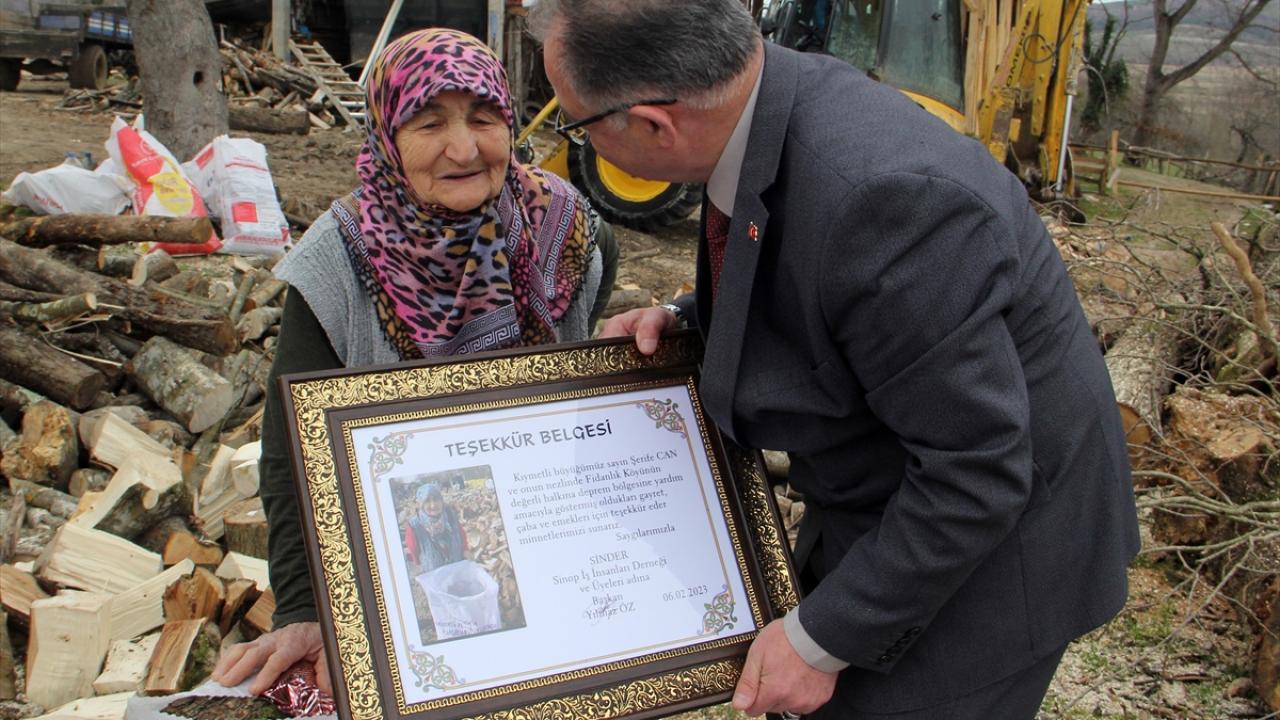 Makbule nine depremzedeler için komşularıyla odun çuvallıyor 7