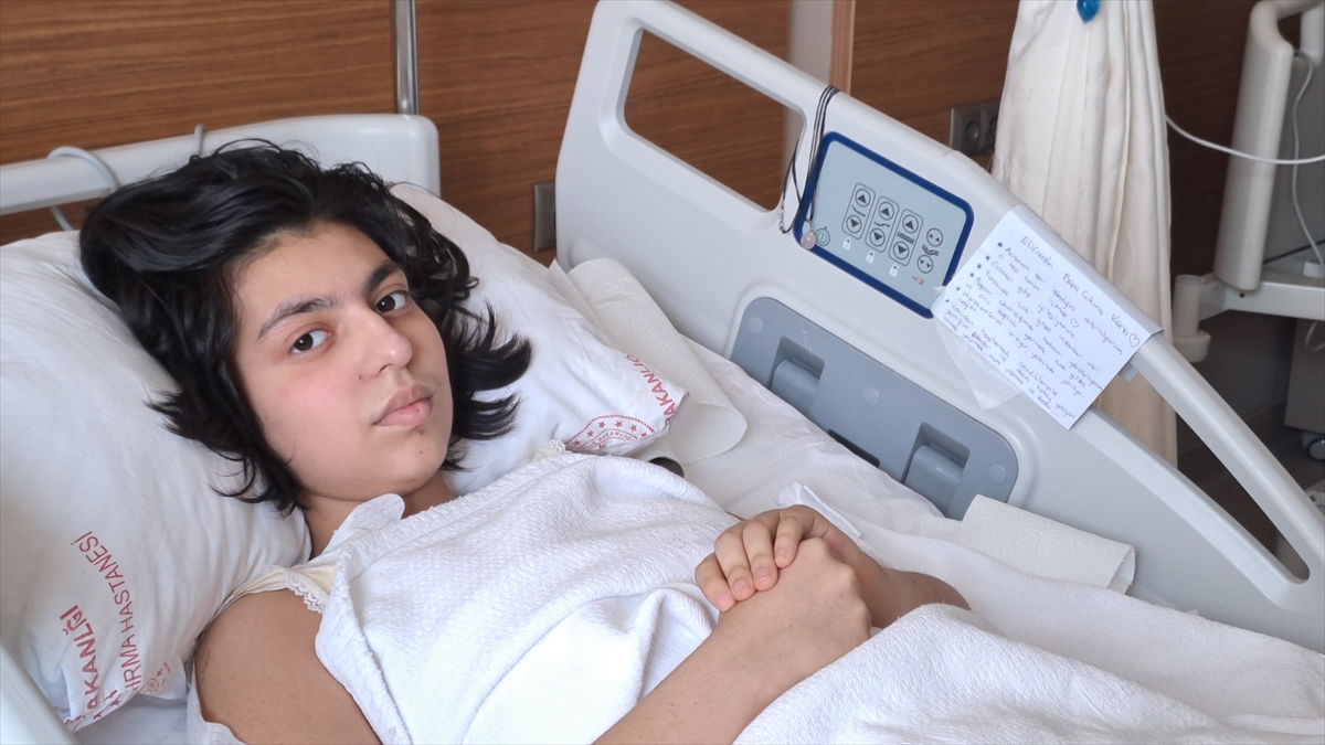 Enkazdan kurtulan Elif Naz, zor günleri "başa çıkma kartı"yla atlatmaya çalışıyor 5