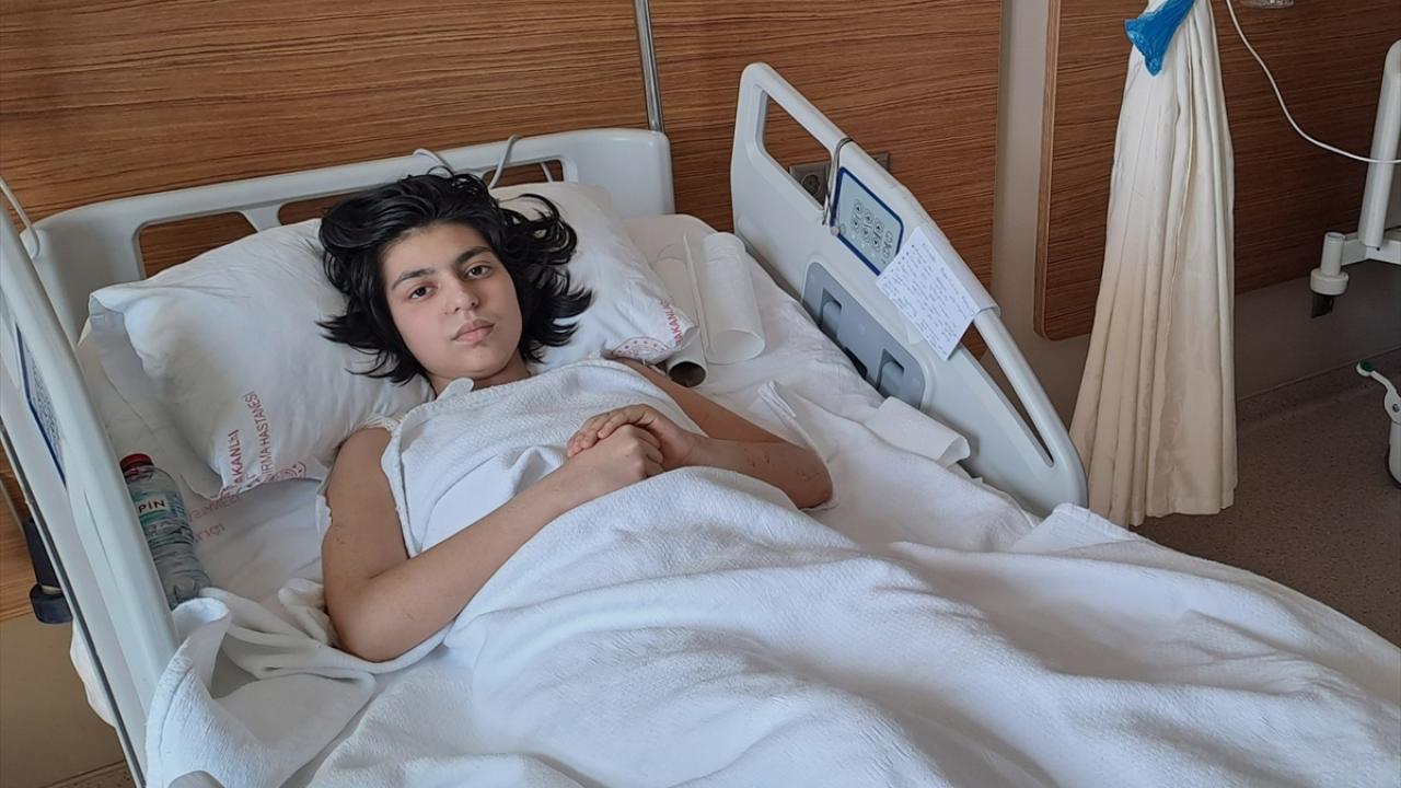 Enkazdan kurtulan Elif Naz, zor günleri "başa çıkma kartı"yla atlatmaya çalışıyor 7