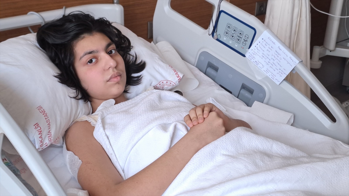 Enkazdan kurtulan Elif Naz, zor günleri "başa çıkma kartı"yla atlatmaya çalışıyor 1