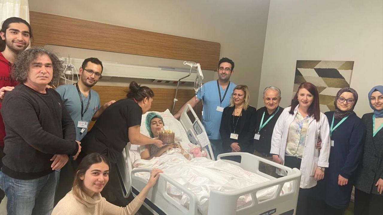 Enkazdan kurtulan Elif Naz, zor günleri "başa çıkma kartı"yla atlatmaya çalışıyor 6