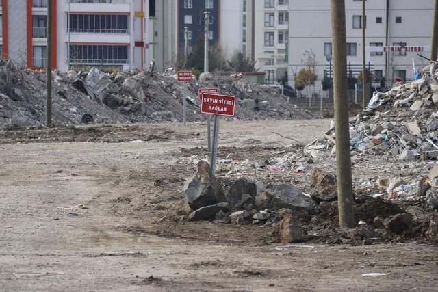 Binalar gitti, tabelalar geldi! Diyarbakır'da içler acısı görüntü... 7