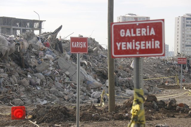 Binalar gitti, tabelalar geldi! Diyarbakır'da içler acısı görüntü... 6