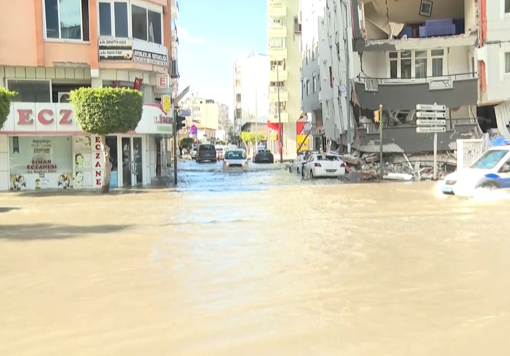 Hatay'da deprem sonrası deniz taştı! Sokaklar su altında 10