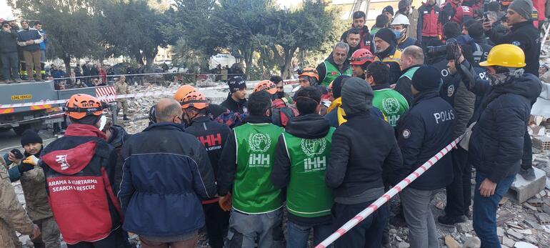 İskenderun'da 107'nci saatte aynı enkazdaki 9 kişiden 8'i kurtarıldı 7