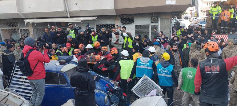 İskenderun'da 107'nci saatte aynı enkazdaki 9 kişiden 8'i kurtarıldı 2