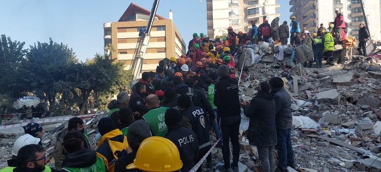 İskenderun'da 107'nci saatte aynı enkazdaki 9 kişiden 8'i kurtarıldı 5