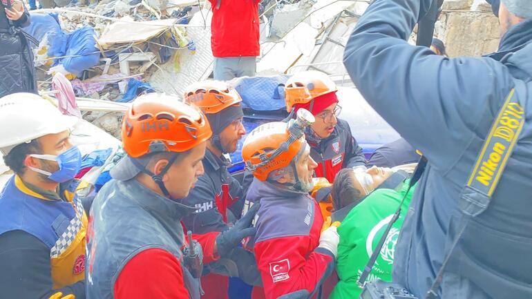 İskenderun'da 107'nci saatte aynı enkazdaki 9 kişiden 8'i kurtarıldı 1
