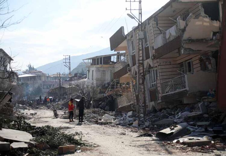 18 bin nüfuslu mahallede sağlam bina kalmadı 11