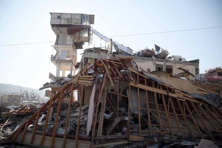 18 bin nüfuslu mahallede sağlam bina kalmadı 9