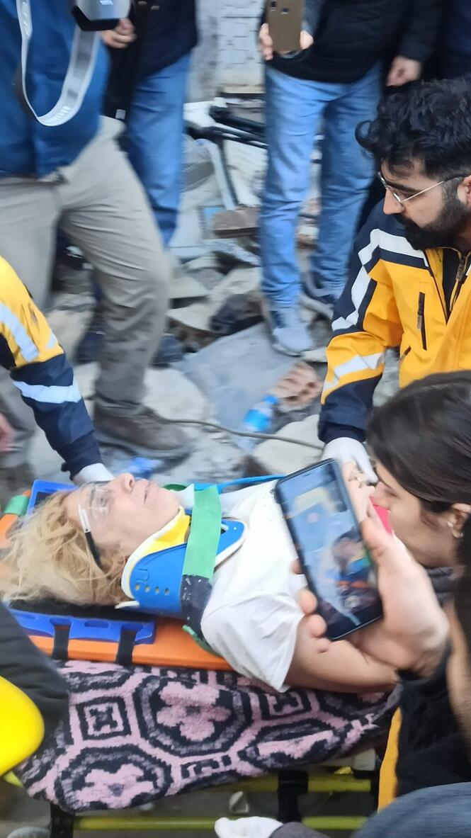 İskenderun'da 107'nci saatte aynı enkazdaki 9 kişiden 8'i kurtarıldı 6