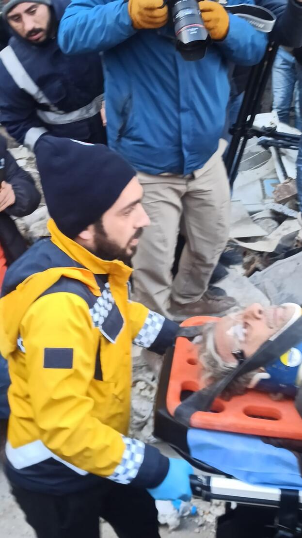 İskenderun'da 107'nci saatte aynı enkazdaki 9 kişiden 8'i kurtarıldı 3