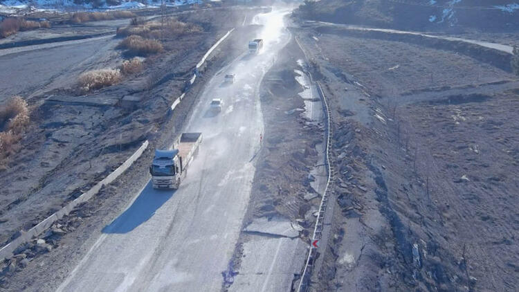 Depremin otoyollardaki tahribatı; hem yarıldı, hem çöktü 10