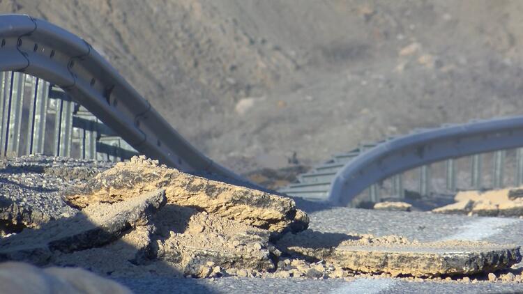 Depremin otoyollardaki tahribatı; hem yarıldı, hem çöktü 11