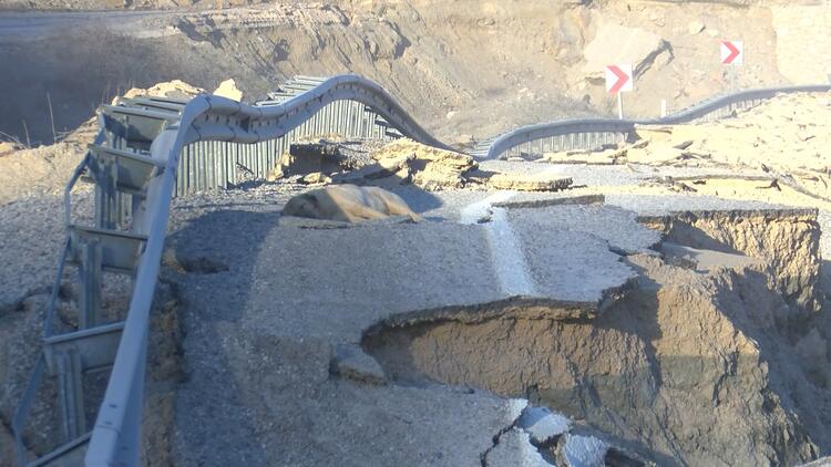 Depremin otoyollardaki tahribatı; hem yarıldı, hem çöktü 1