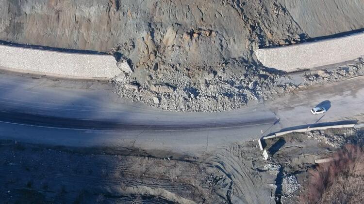 Depremin otoyollardaki tahribatı; hem yarıldı, hem çöktü 7