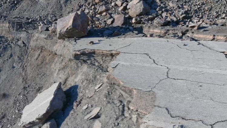 Depremin otoyollardaki tahribatı; hem yarıldı, hem çöktü 2