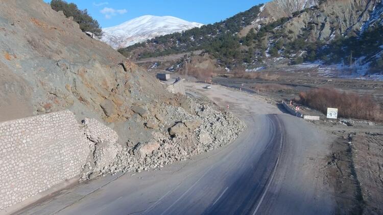 Depremin otoyollardaki tahribatı; hem yarıldı, hem çöktü 5