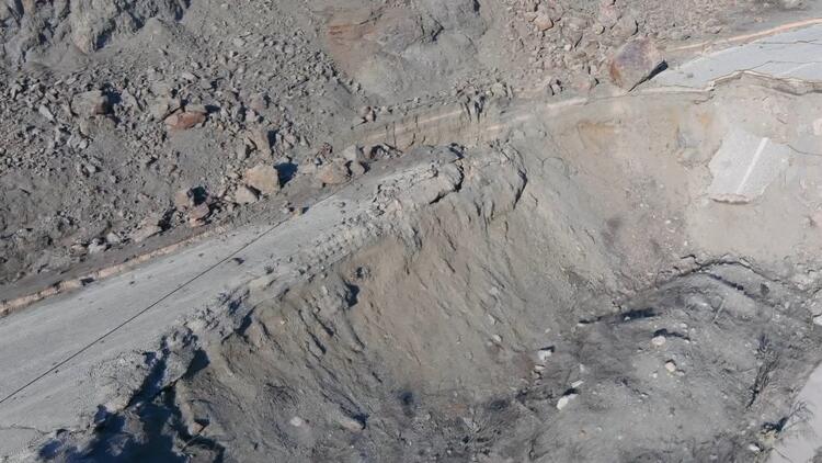 Depremin otoyollardaki tahribatı; hem yarıldı, hem çöktü 14