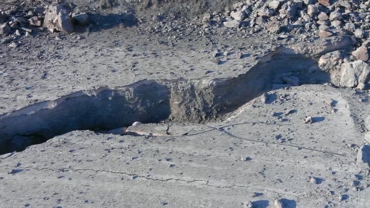 Depremin otoyollardaki tahribatı; hem yarıldı, hem çöktü 15