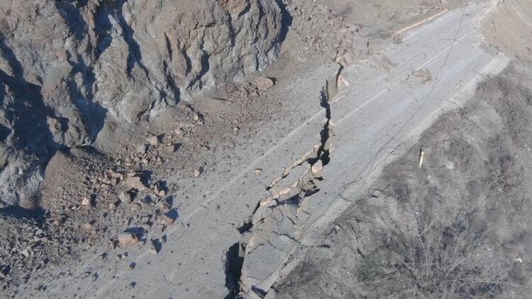 Depremin otoyollardaki tahribatı; hem yarıldı, hem çöktü 16