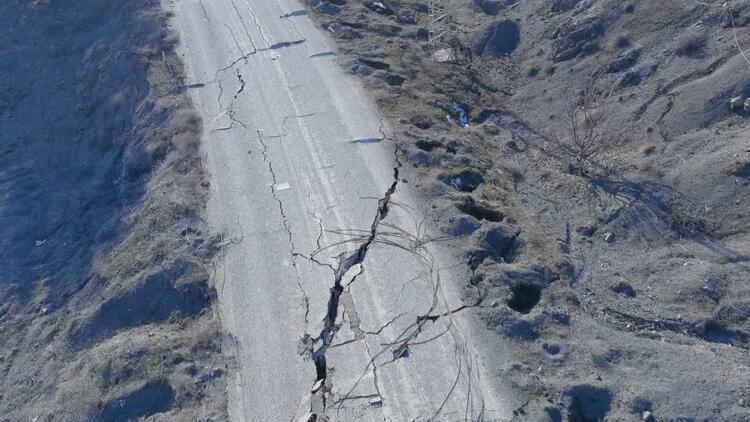 Depremin otoyollardaki tahribatı; hem yarıldı, hem çöktü 13