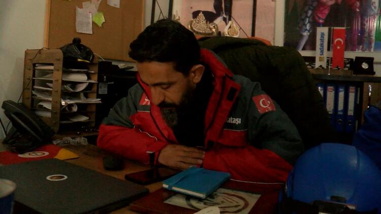 Depremde ölen babanın, kızının defterine yazdığı yürek yakan not “Sizlere istediğiniz çok şeyi veremedim…” 8