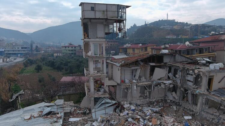 Antakya'da yarısı çöken binanın üstündeki 'güvercin evi' son depremlerle de yıkılmadı 1