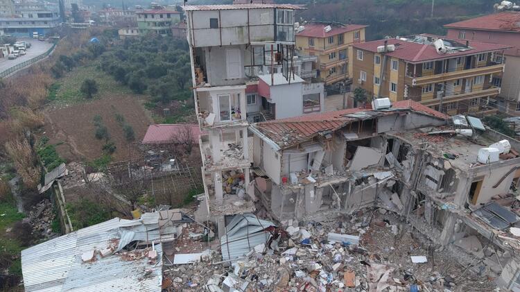 Antakya'da yarısı çöken binanın üstündeki 'güvercin evi' son depremlerle de yıkılmadı 7