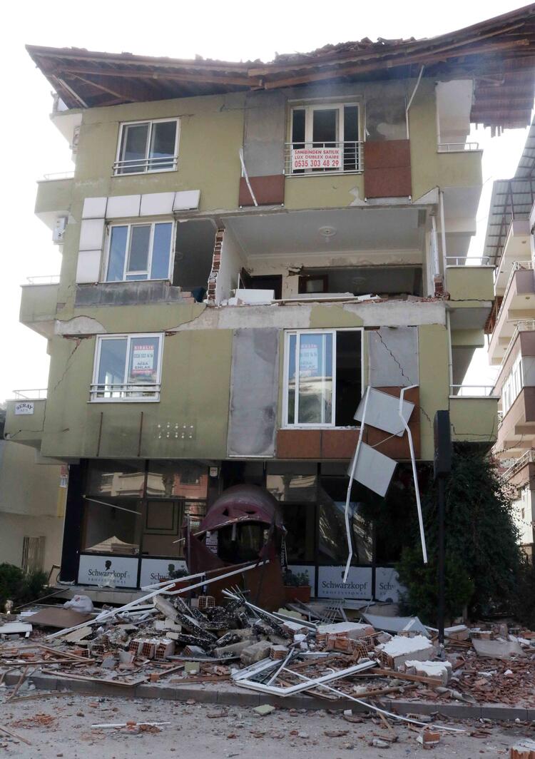 Hayalet şehre dönen Hatay'da geriye kalan 'Kiralık' ve 'Satılık' yazıları... 13