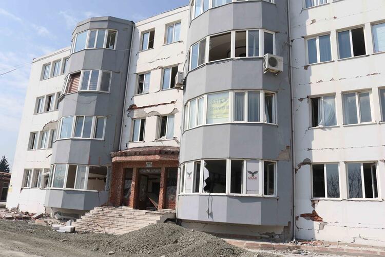 Hayalet şehre dönen Hatay'da geriye kalan 'Kiralık' ve 'Satılık' yazıları... 7