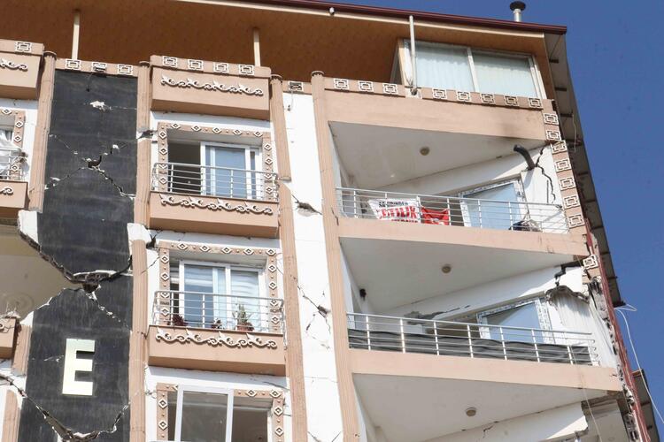 Hayalet şehre dönen Hatay'da geriye kalan 'Kiralık' ve 'Satılık' yazıları... 9