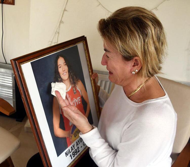 Depremde ölen milli basketbolcu Nilay ile babaannesinin son görüntüleri enkazdan çıktı 3