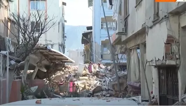 Geride bir tek o kaldı! Mahalle yerle bir oldu. Tek tek isimlerini saydı 'Dostlarım arkadaşlarım...' 4