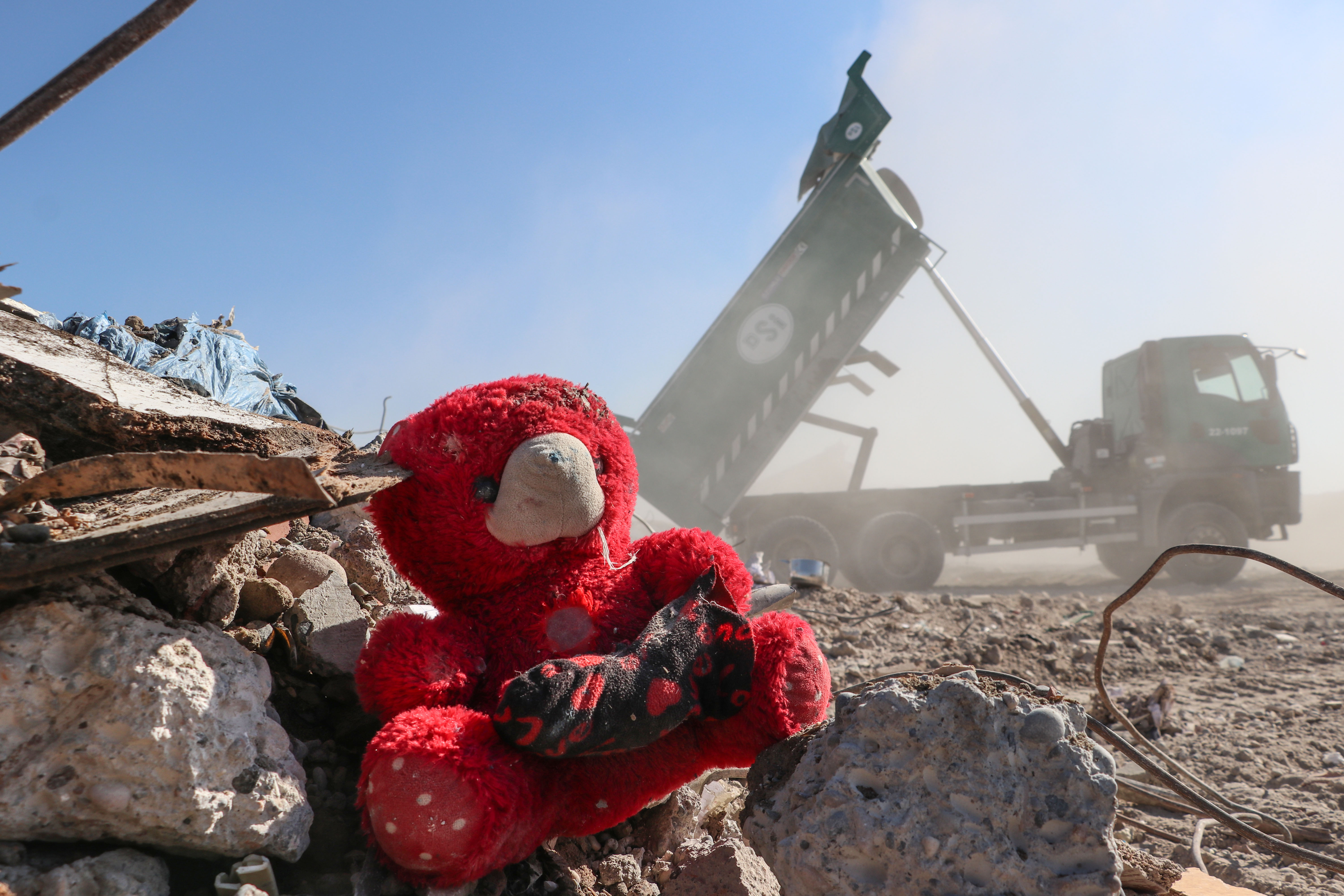 Kahramanmaraş'ta depremde yıkılan binalarda enkaz kaldırma çalışmaları sürüyor 1