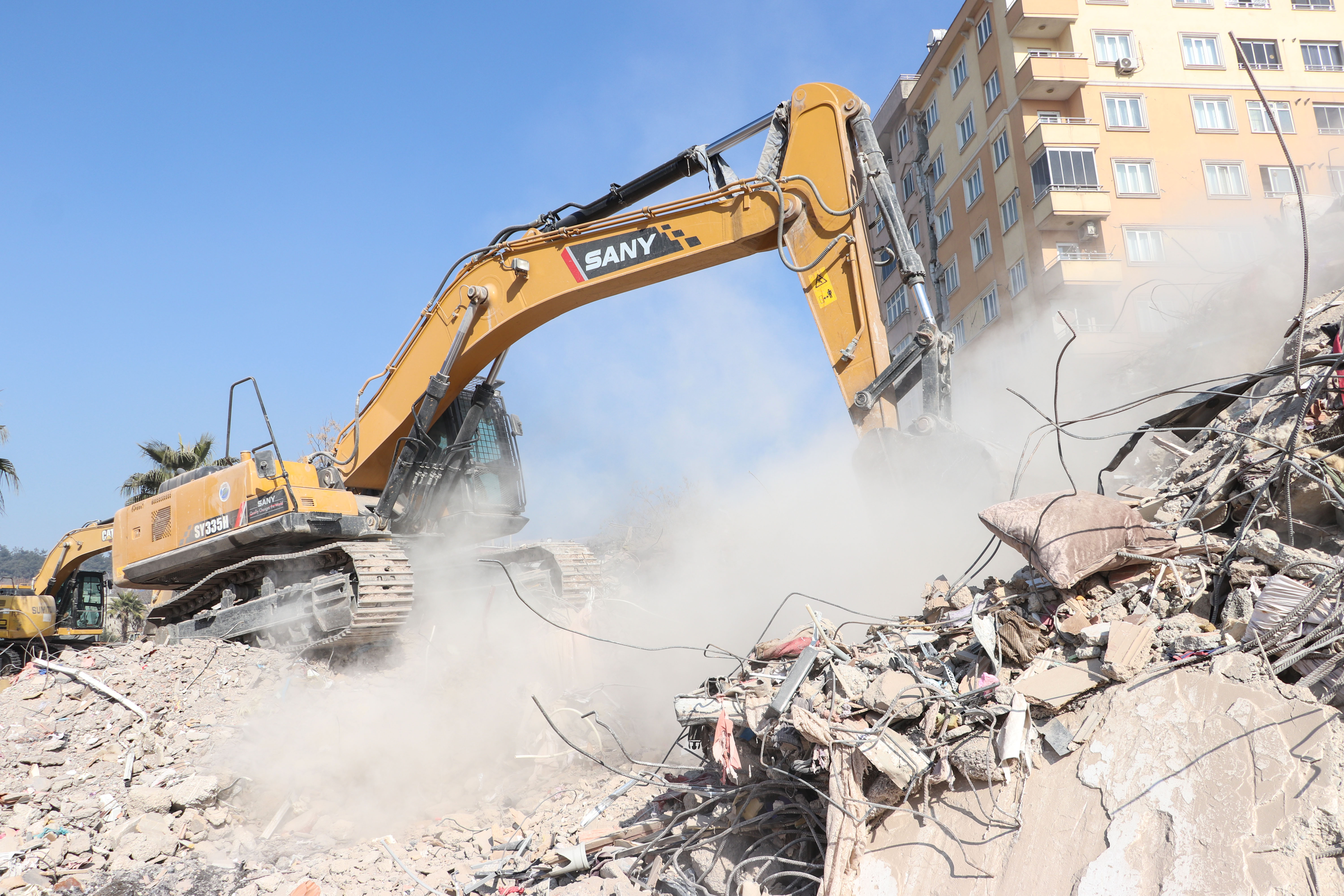 Kahramanmaraş'ta depremde yıkılan binalarda enkaz kaldırma çalışmaları sürüyor 2